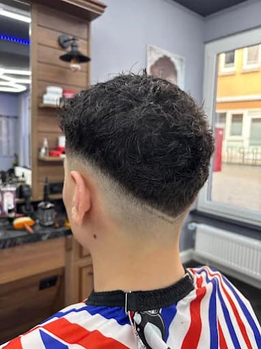 Professioneller Fade Haarschnitt